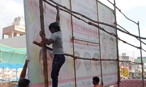 பொன்னேரி நகராட்சி பகுதியில் அனுமதியின்றி வைக்கப்பட்ட பேனர்கள் அகற்றம்- அதிகாரிகள் எச்சரிக்கை