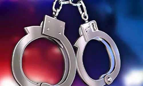 திருவள்ளூர் அருகே பணம் பிரிக்கும் தகராறில் ரியல் எஸ்டேட் அதிபருக்கு கத்திக்குத்து- 2 பேர் கைது