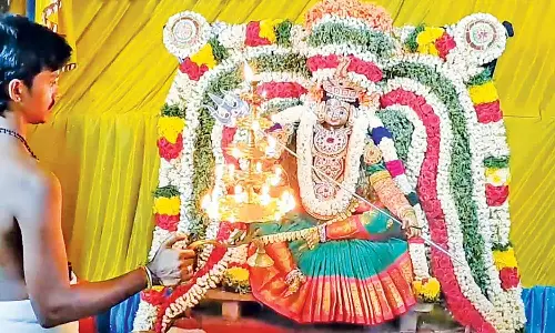 நாகை உச்சமாகாளியம்மன் கோவிலில் பூச்சொரிதல் விழா