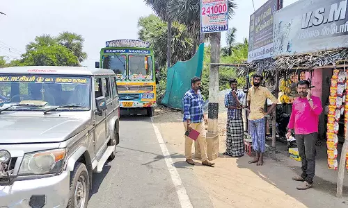 மணல் லாரியை நிறுத்தி தாசில்தார் ஆய்வு