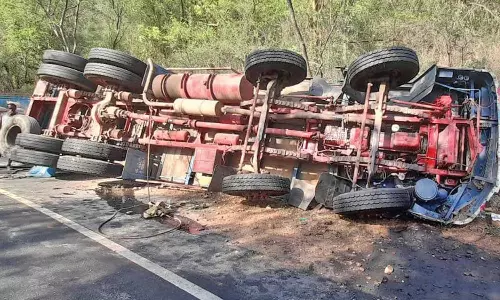 ஆசனூர், பர்கூர் மலைப்பாதையில் 2 லாரிகள் தலைகுப்புற கவிழ்ந்து விபத்து