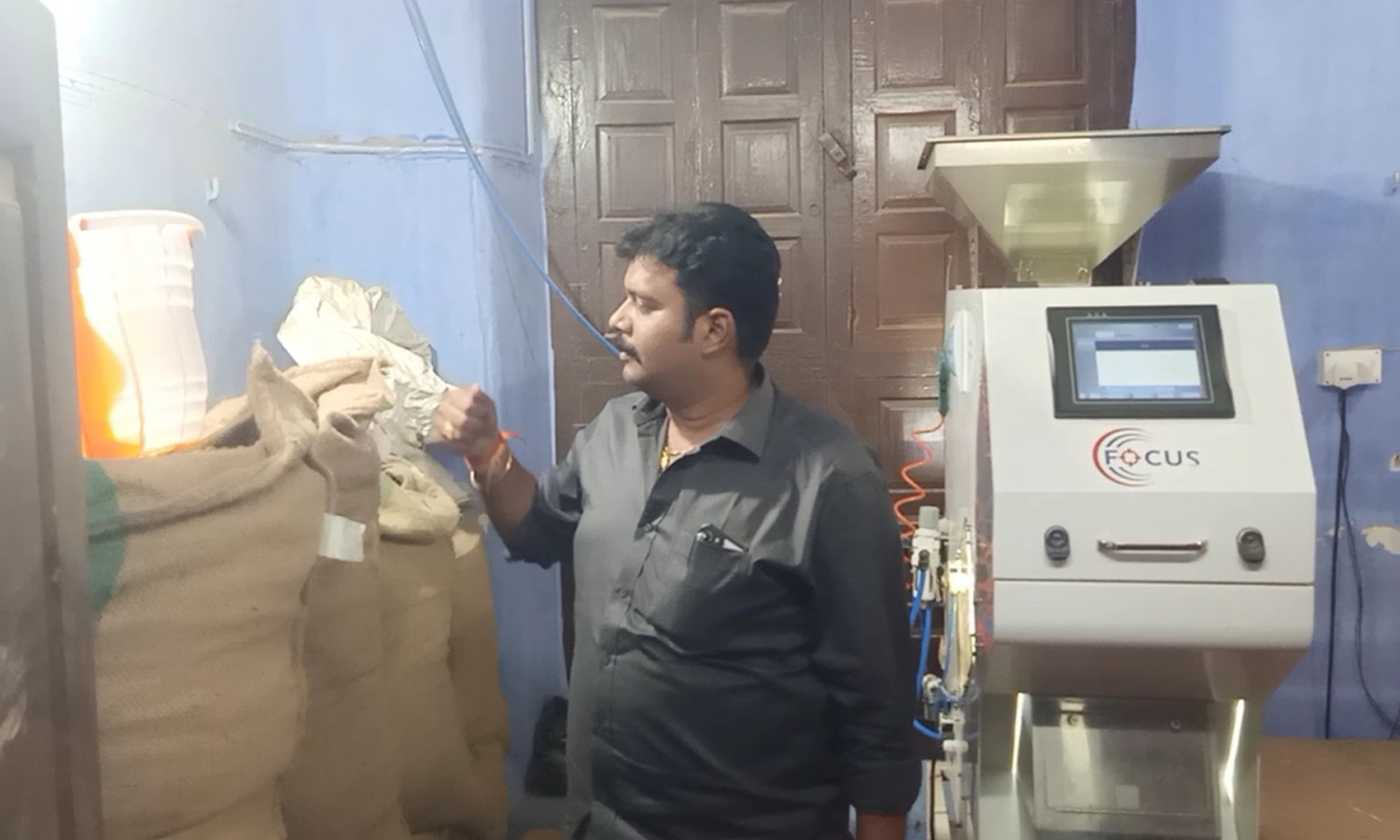 உணவு பாதுகாப்புத்துறை அதிகாரிகள் அதிரடி- செயற்கை நிறமூட்டப்பட்ட ஏலக்காய் குடோன்களுக்கு பூட்டு