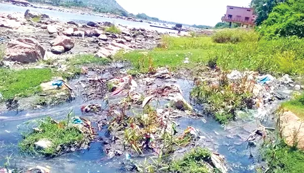 குமாரபாளையம் காவிரி ஆற்றில் சட்ட விரோதமாக சாயக்கழிவு நீர் கலப்பு குமாரபாளையம் காவிரி ஆற்றில் சட்ட விரோதமாக சாயக்கழிவு நீர் கலப்பு