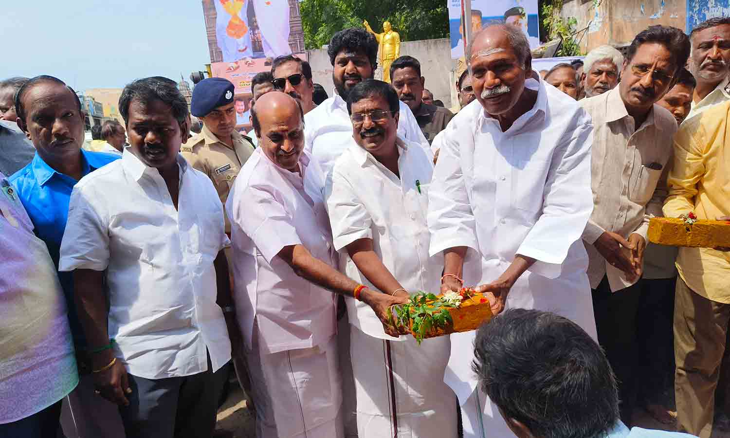 ரூ.1¾ கோடியில் குடுவை ஆற்றில் படுகை அணை அமைக்கும் பணி ரூ.1¾ கோடியில் குடுவை ஆற்றில் படுகை அணை அமைக்கும் பணி