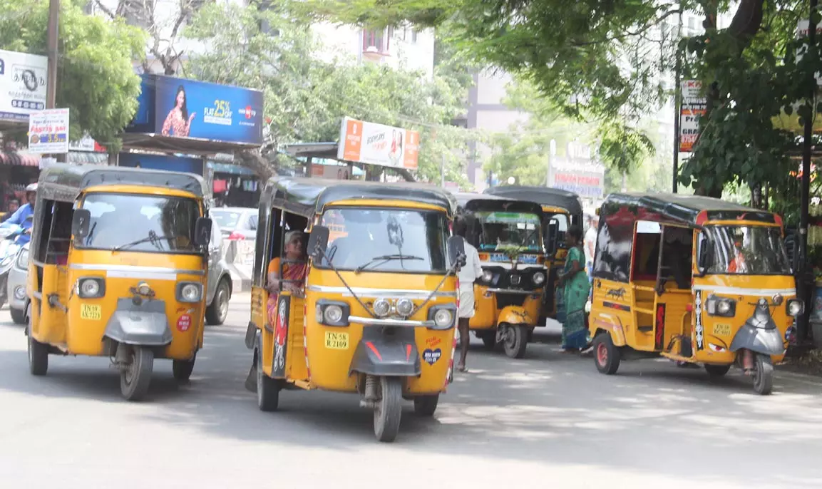 மதுரையில் சாலை விதிகளை பின்பற்றாத ஷேர் ஆட்டோக்கள் மதுரையில் சாலை விதிகளை பின்பற்றாத ஷேர் ஆட்டோக்கள்