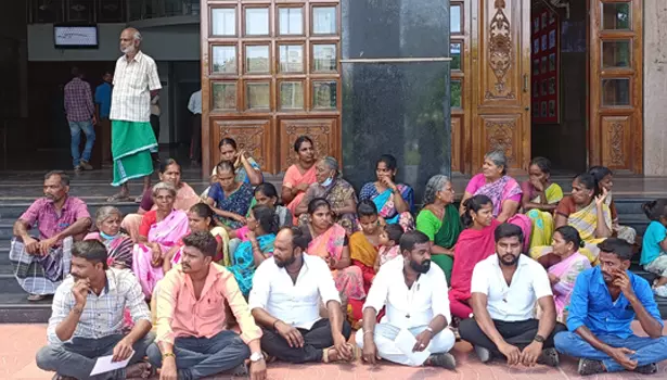 கலெக்டர் அலுவலகத்தில் கிராம மக்கள் தர்ணா; 24 பேர் கைது கலெக்டர் அலுவலகத்தில் கிராம மக்கள் தர்ணா; 24 பேர் கைது