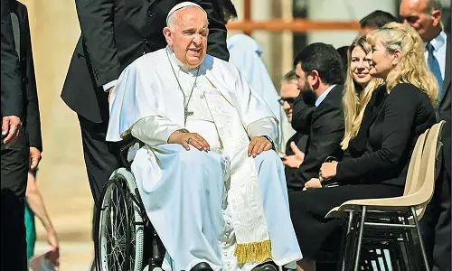 குடல் அறுவை சிகிச்சை செய்துகொள்வதற்காக போப் பிரான்சிஸ் ஆஸ்பத்திரியில் அனுமதி