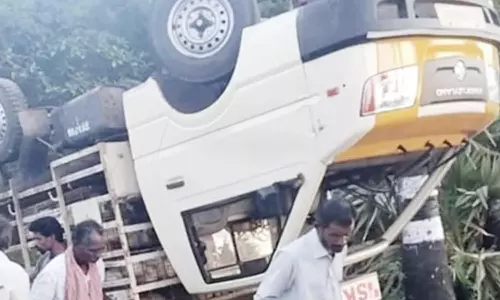 திருவாரூரில்  லாரி வாய்க்காலில் கவிழ்ந்து 2 வெளிமாநில தொழிலாளர்கள் பலி