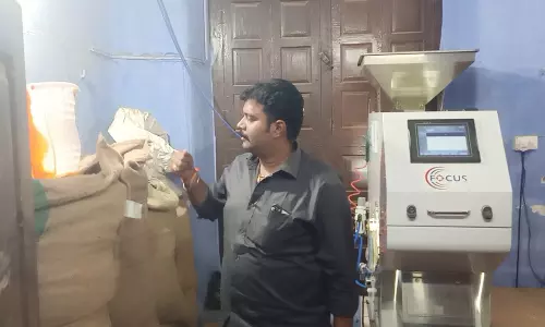 உணவு பாதுகாப்புத்துறை அதிகாரிகள் அதிரடி- செயற்கை நிறமூட்டப்பட்ட ஏலக்காய் குடோன்களுக்கு பூட்டு