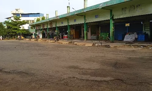 பேருந்துகள் வந்து செல்லாததால் வெறிச்சோடி காணப்படும் ஆலங்குடி பேருந்து நிலையம்