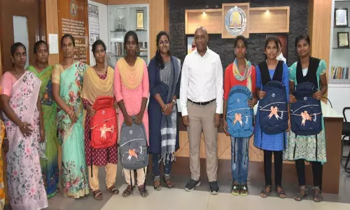 அரசு பொதுத் தேர்வில் அதிக மதிப்பெண் பெற்ற மாணவிகளுக்கு கலெக்டர் பழனி பாராட்டு