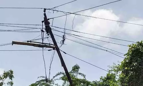 காங்கயம் அருகே ஆபத்தான மின் கம்பத்தை சரி செய்ய கோரிக்கை