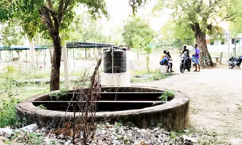 பள்ளி அருகே ஆபத்தான கிணறு