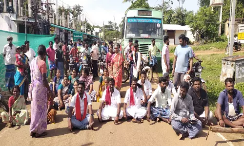 கடைகளை காலி  செய்ய கூறியதால் வியாபாரிகள் மறியல்- கடையடைப்பு