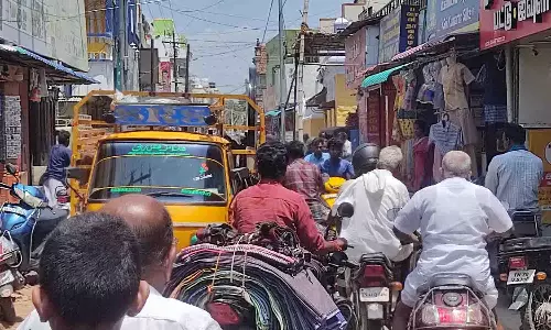 உடுமலை கடை வீதிகளில் சரக்கு வாகனங்களை சாலையில் நிறுத்துவதால்   போக்குவரத்து நெருக்கடி