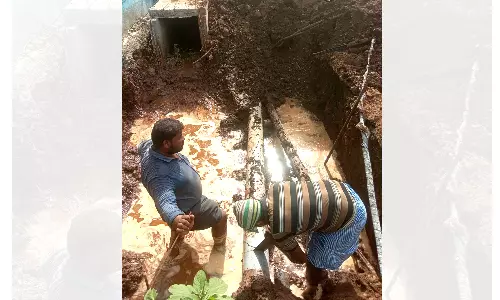 உடைந்த குடிநீர் குழாய் உடைப்பை சீரமைத்த நகராட்சி ஊழியர்கள்
