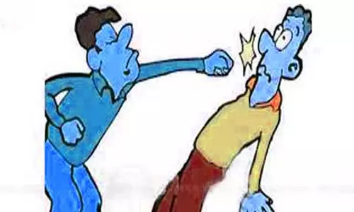 பெண்ணிடம் பேசிய தகராறில் வாலிபர் மீது தாக்குதல்