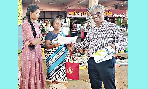 துண்டு பிரசுரம் வழங்கி மின்வாரிய அதிகாரிகள் விழிப்புணர்வு