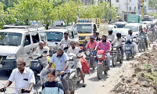வளர்ச்சி திட்ட பணியால் கடும் போக்குவரத்து நெரிசல்
