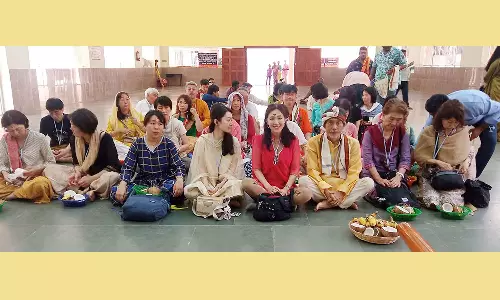 வரலாற்றை அறிந்து வியந்த ஜப்பான் நாட்டு சுற்றுலா பயணிகள்