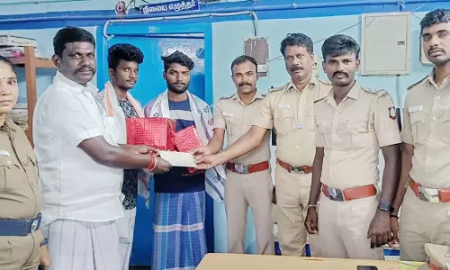 போலீஸ் ஏட்டு விட்டு சென்ற பணத்தை திரும்ப ஒப்படைத்த வாலிபர்கள்