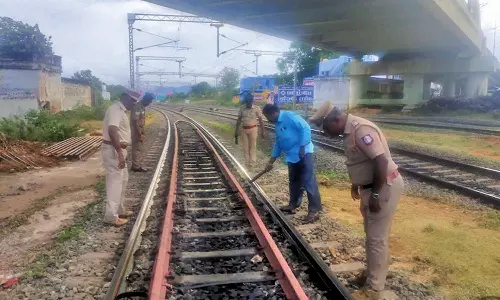 தென்காசியில்  தண்டவாள கண்காணிப்பு  பணியில் ஈடுபட்ட ரெயில்வே போலீசார்
