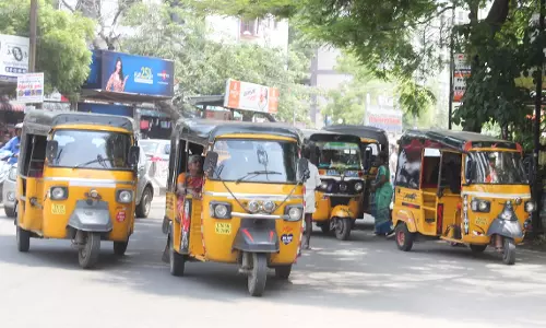 மதுரையில் சாலை விதிகளை பின்பற்றாத ஷேர் ஆட்டோக்கள்