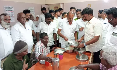 குன்னூர் முதியோர் இல்லத்தில் அன்னதானம்
