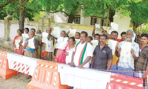 மானூர் அருகே இலவச பட்டாவில் வீடு கட்ட அனுமதி வழங்க வேண்டும்- கலெக்டர் அலுவலகத்தில் பொதுமக்கள் மனு