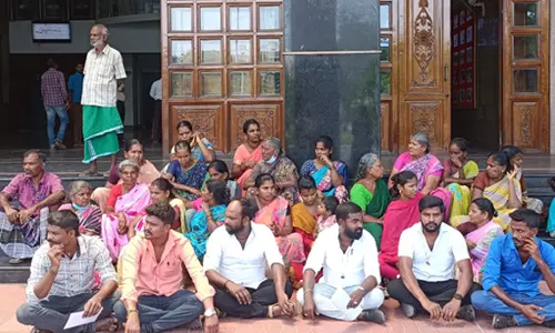கலெக்டர் அலுவலகத்தில் கிராம மக்கள் தர்ணா; 24 பேர் கைது