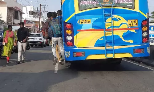 கோவையில் பஸ் படிக்கட்டில் தொங்கிய படி பயணிக்கும் மாணவர்கள்