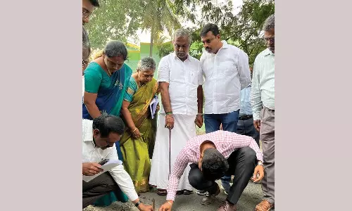 கோவையில் 22-வது வார்டுக்கு உட்பட்ட குமுதம் நகரில் தார்சாலை பணிகள்