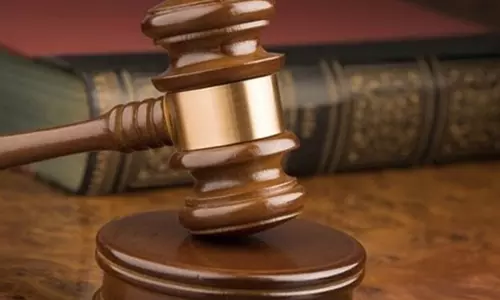 சட்டவிரோத மது விற்பனையை தடுக்க சென்ற போலீசாரை காலணியால் தாக்க முயன்ற தி.மு.க. பிரமுகர் மீது வழக்கு