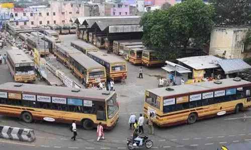 ஊத்துக்குளி ஊருக்குள் பஸ்கள் வந்து செல்ல கோரிக்கை