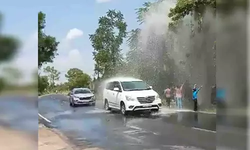 குடிநீர் குழாய் உடைந்து நீர்வீழ்ச்சி போல் பீறிட்டு வெளியேறிய தண்ணீர்