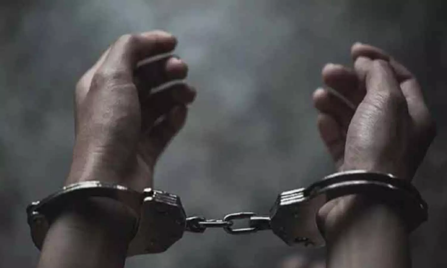 மதுபாட்டில்களை பதுக்கி விற்ற 3 பேர் கைது மதுபாட்டில்களை பதுக்கி விற்ற 3 பேர் கைது