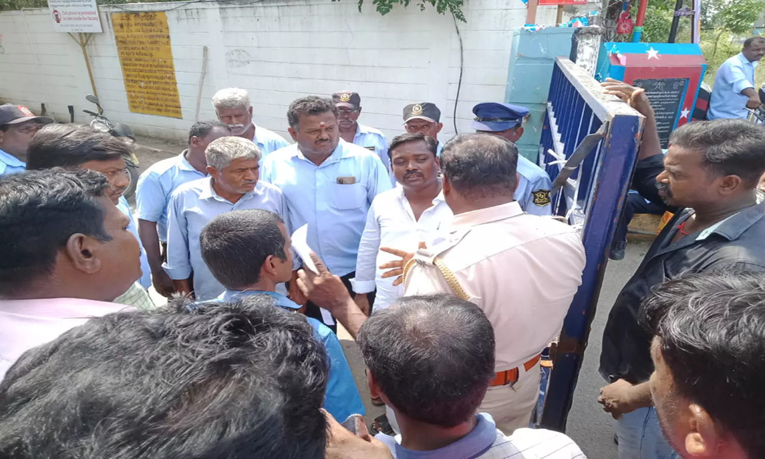 வானூர் அருகே தனியார் பிஸ்கட் தொழிற்சாலை ஊழியர்கள் போராட்டம்: ஒரு மணி நேரம் போக்குவரத்து பாதிப்பு வானூர் அருகே தனியார் பிஸ்கட் தொழிற்சாலை ஊழியர்கள் போராட்டம்: ஒரு மணி நேரம் போக்குவரத்து பாதிப்பு