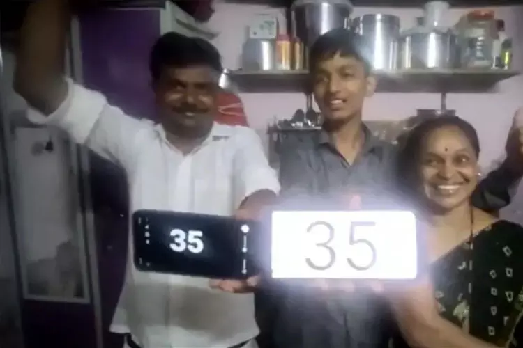 10ம் வகுப்பு தேர்வில் ஜஸ்ட் பாஸ் ஆன மகனை கொண்டாடி மகிழ்ந்த பெற்றோர்- வைரலாகும் வீடியோ