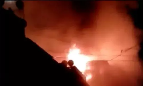 மும்பையில் அடுக்குமாடி குடியிருப்பில் பயங்கர தீ விபத்து- பொதுமக்கள் மீட்பு