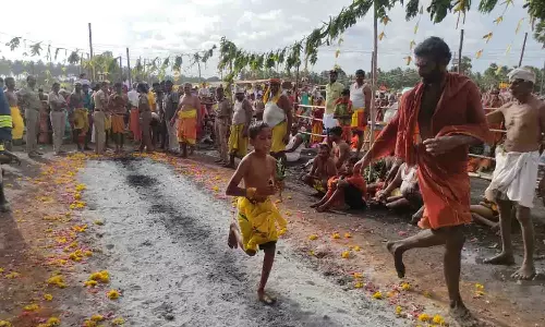 கள்ளிப்பாளையம் திரவுபதி அம்மன் கோவிலில் பக்தி பரவசத்துடன் குண்டம் இறங்கிய பக்தர்கள்