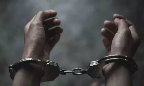 மதுபாட்டில்களை பதுக்கி விற்ற 3 பேர் கைது