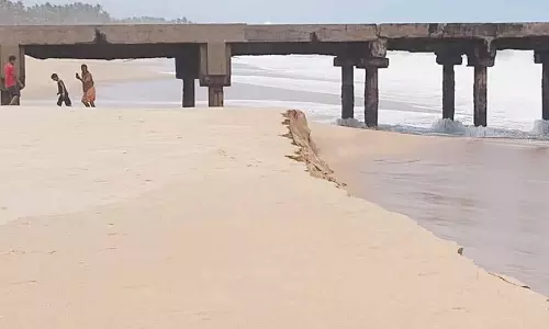 குளச்சலில் திடீர் கடல் சீற்றம்- கடலரிப்பு பகுதியில் உருவான மணல் திட்டு