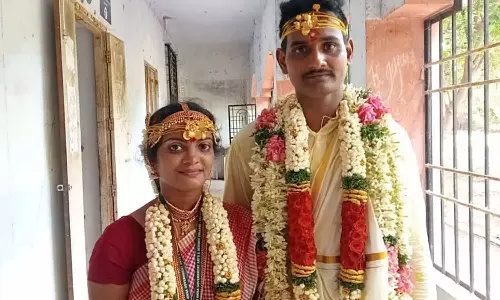 விழுப்புரம் கல்லூரியில் மணக்கோலத்தில் தேர்வு எழுதிய மாணவி