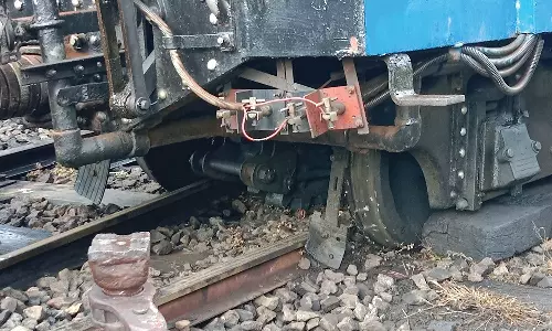 குன்னூர் மலை ரெயில் தடம் புரண்டது எப்படி?- ரெயில் என்ஜின் டிரைவர், ஊழியர்களிடம் அதிகாரிகள் விசாரணை