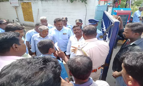 வானூர் அருகே தனியார் பிஸ்கட் தொழிற்சாலை ஊழியர்கள் போராட்டம்: ஒரு மணி நேரம் போக்குவரத்து பாதிப்பு