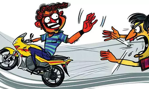 செல்போன், பணம் பறித்த 2 சிறுவர்கள்