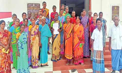 100 நாள் வேலை கேட்டு விளாத்திகுளம் யூனியன் அலுவலகத்தில் கிராமமக்கள் மனு