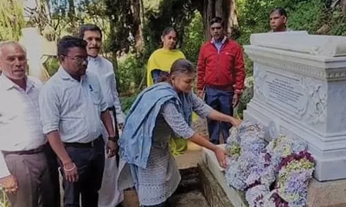 ஊட்டியில் மெக்ஐவரின் 147-வது நினைவு தினத்தையொட்டி மலா் வளையம் வைத்து அஞ்சலி