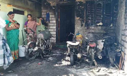 ஓசூரில் நள்ளிரவில் வீட்டின் முன்பு நிறுத்தி இருந்த 4 இருசக்கர வாகனங்களுக்கு தீ வைப்பு