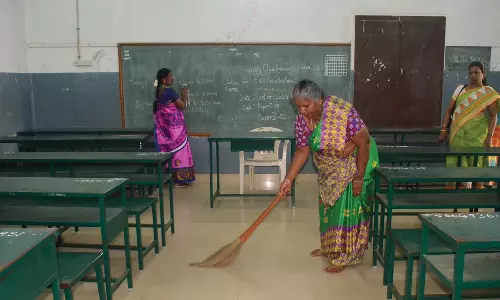 கோவையில் பள்ளி வகுப்பறைகள் சுத்தம் செய்யும் பணி தீவிரம்